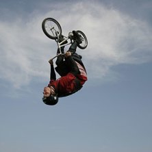 Hjo dirtjump session... backflip p&aring; 16&amp;quot;. Foto: Ulrik Brandt. &Aring;kare: Andreas Jacobsson.
