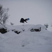 Backflip p&aring; ett sk&ouml;nt hopp precis under sittlift. Foto: Tobias Boberg. &Aring;kare: Miff.