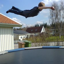 krille leker att han &auml;r st&aring;lmannen. Foto: jag. &Aring;kare: krille.