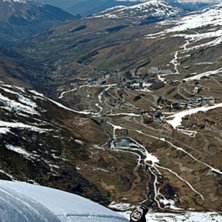 Ett hopp utf&ouml;r en driva som skulle kunnat sluta i. Foto: Bj&ouml;rn Bonthron. &Aring;kare: Jonas Eriksson.