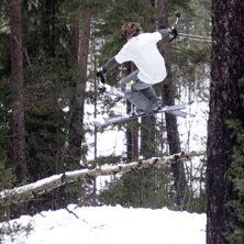 En 180 &ouml;ver ett f&auml;lt tr&auml;d vintern -07. Foto: Markus &Ouml;hman. &Aring;kare: Kristoffer Wikberg.