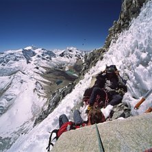 Paus i morgonsolen, Ranrapalca (6162m) N-spur Smps. Foto: Erik Rodesj&ouml;. &Aring;kare: Martin och Thad.