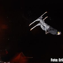 Polarn g&ouml;r backflip och han ser en femma i landni. Foto: Erik . &Aring;kare: Patrik Stening.