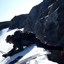 Ta det f&ouml;rsiktigt &ouml;ver stupet mellan klippa och . Foto: Kristoffer Kumar Lidvall.