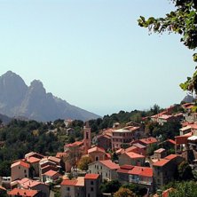 Evisa en v&auml;cker bergsby p&aring; Korsika. Det &auml;r 39 v. Foto: Mathias Moenne-Loccoz.