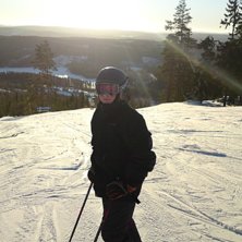 Ludvig vid toppen av Sydhanget Romme Alpin. Foto: Niclas &Aring;slund. &Aring;kare: Ludvig &Aring;slund.