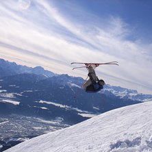 Frontflip p&aring; Nordkette, Innsbruck i bakgrunden.. Foto: Bj&ouml;rn Carlsen. &Aring;kare: Haldemar.