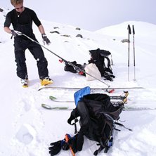Gustav fixar med turprylarna innan &aring;ket ner f&ouml;r . Foto: Johan Edenteg. &Aring;kare: Gustav Grangert.