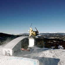Piffen anv&auml;nder handen ist&auml;llet f&ouml;r skidorna p�. Foto: Adam Falk. &Aring;kare: Piffen.