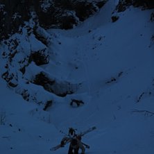 Kl&auml;ttring upp i r&auml;nnan, l&auml;ngst ner syns stenpor. Foto: tryggve tir&eacute;n.