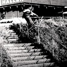 Sommar handrailsession.
2kink handrail i stockhol. Foto: Eric Wibaeus. &Aring;kare: Henrik Harlaut.