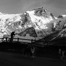 Jag st&aring;r och filmar berget i La grave, La meije, . Foto: Jakob wallin. &Aring;kare: David Kvart.