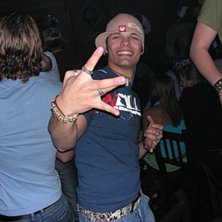 Jag sjukt lycklig efter en halvliter Stroh rom =P. Foto: Rasmuz. &Aring;kare: Jag.