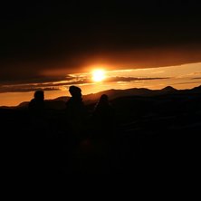 kl:24 p&aring; kv&auml;llen typ vid kariknallarna . s&aring; sju. Foto: emil. &Aring;kare: rasmus mathilda julia.