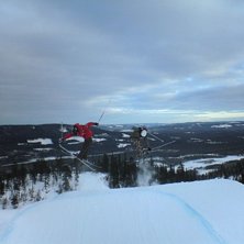 &Aring;kare: Daniel Racas, Simon Zackrisson.