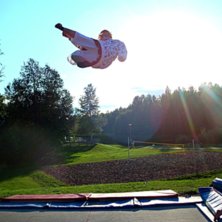 jag hoppar studsmatta och g&ouml;r n&aring;tt sk&ouml;nt!!:D:D. Foto: Sakarias Majander. &Aring;kare: adam forsberg.