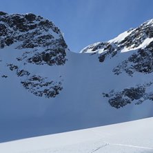 Vid r&auml;tt sn&ouml;f&ouml;rh&aring;llanden (bottenl&ouml;st puder) r. Foto: tryggve tir&eacute;n.