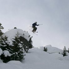 liten klippa i offpisten p&aring;v&auml;g ned mot rodellban. Foto: Roger Bolling. &Aring;kare: Jonas Bolling.
