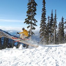 Fabbe slaktar det legendariska tr&auml;det.. Foto: Jon Weihard. &Aring;kare: Fabian Wennerberg.
