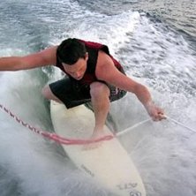 Ute p&aring; surfing bakom den allsm&auml;ktiga barkass!. Foto: Philip Rafsted. &Aring;kare: Butch.