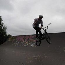 bunnyhop barspin. Foto: jesper nyborg. &Aring;kare: jacob nedler.