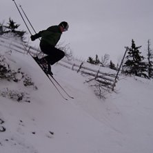 John droppar en tiometersklippa, kunde lika v&auml;l h. Foto: Erik Alpteg. &Aring;kare: John Fougelberg.