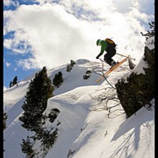 Viktor droppar en klippa utanf&ouml;r systemet i Hochf. Foto: Christian &Aring;kesson. &Aring;kare: Viktor Johansson.