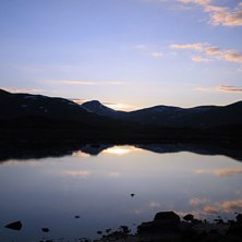 En sen sommarkv&auml;ll vid en av de vackra &aring;ar som r. Foto: Jonas Emilsson.