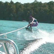 F&ouml;rsta g&aring;ngen jag n&aring;gonsin st&aring;r p&aring; en wakeboa. Foto: Farsan. &Aring;kare: Rikard Berg.