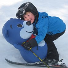 Visst &auml;r det kul med skidor!!! Men man m&aring;ste ju . Foto: Nicklas Bjuhr. &Aring;kare: Melker Bjuhr.