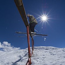 jag railar p&aring; ett r&auml;cke i backen medans Jesper t. Foto: Jesper Molin. &Aring;kare: Simon Ericson.