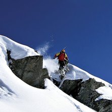 Sk&ouml;n bild med hopp utf&ouml;r klippa.
. Foto: Jocke. &Aring;kare: Daniel Pettersson.