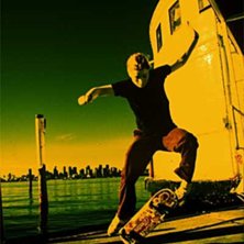 Laura Sliva kickflipping i Vancouver - 00 , same s. Foto: Therese Lundgren. &Aring;kare: Laura Sliva.