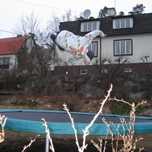 Jag hoppar p&aring; en studsmatta och j&ouml;r en cork 720. Foto: Simon. &Aring;kare: Jag.