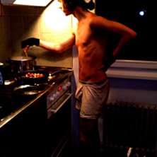 lagar mat.... Foto: oscar s&ouml;dergren. &Aring;kare: Erik Kikajon.