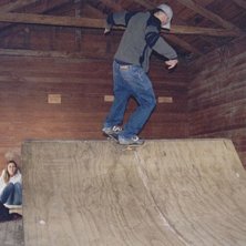 Damian mitt i en rock2fakie i en knagglig miniramp. Foto: Stefan Moss. &Aring;kare: Damian.