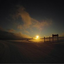 Kv&auml;llsolen &ouml;ver tand&aring;dalens &ouml;stra sida som fot. Foto: Niklas Wretblad.