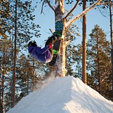 Dennis laddar p&aring; en wallride en solig eftermiddag. Foto: Lovisa Blomqvist. &Aring;kare: Dennis Asplund.