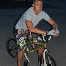 Bmx:ar p&aring; skolan medan man testar Kullis nya Niko. Foto: Kullis tha man!. &Aring;kare: Me :D Oyes.