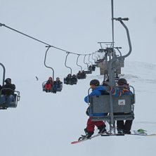 I Kosovo &aring;ker folk upp i liften, tar lite luft p�. Foto: Richard Lundh.