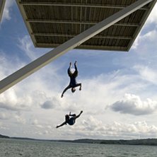 En liten paus fr&aring;n wakeboard&aring;kning n&auml;r det bl&aring;. Foto: Michael Thompson. &Aring;kare: Marcus Malm.