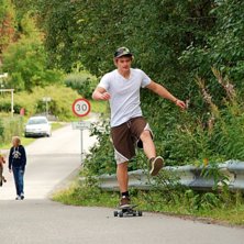 &aring;ker longboard vid namdalsfolkeh&ouml;gskole. Foto: Ann karin Bjerke. &Aring;kare: jag, line og magnus.