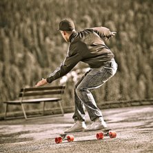 Lite longboard p&aring; bl&ouml;t asfalt kan ge sk&ouml;na spru. Foto: Simon Sj&ouml;r&eacute;n www.sjoren.se. &Aring;kare: Jonatan Axberg.