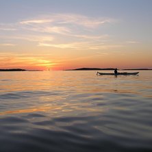 Sen kv&auml;llspaddling ett par km s&ouml;der om Marstrand. Foto: Johan Olofsson. &Aring;kare: Johanna M&ouml;rk.