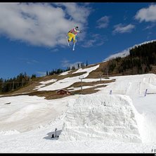 Vi byggde hopp med secondhands... 30 meter till sw. Foto: Mattias Klockar. &Aring;kare: Sebastian Persson.