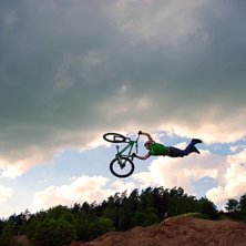 Jag(calle) g&ouml;r en liten superman. Foto: Timothy Aveg&aring;rd. &Aring;kare: Carl Robertson.