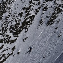 Jag &aring;ker skare &ouml;ver ett stenr&ouml;s i le tour.. Foto: Sebastian Carlsson. &Aring;kare: Oskar Lindby.