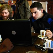 Foto: Johan Jonsson. &Aring;kare: Patrik Lindqvist visar bilder f&ouml;r Martin, som &auml;r n&aring;gon form av chef i Val d&rsquo;anniviers..