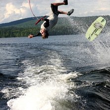 Korsa visar TANTRUM p&aring; wakeskate dock ^^. Foto: Neea. &Aring;kare: Korsa.