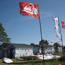 Haga Park p&aring; &Ouml;land. Den h&auml;r dagen bl&aring;ste det h. Foto: Frida S&ouml;derlund.